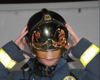 alumno  con traje de bombero
