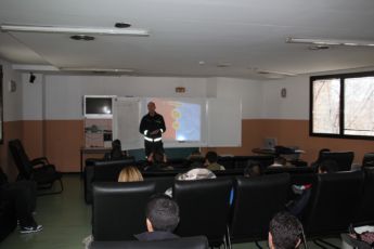 en la sala de condferencias dos