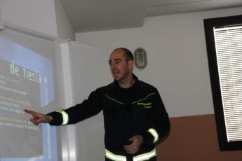 Alfredo explicando los riesgos de pasarse con el alcohol